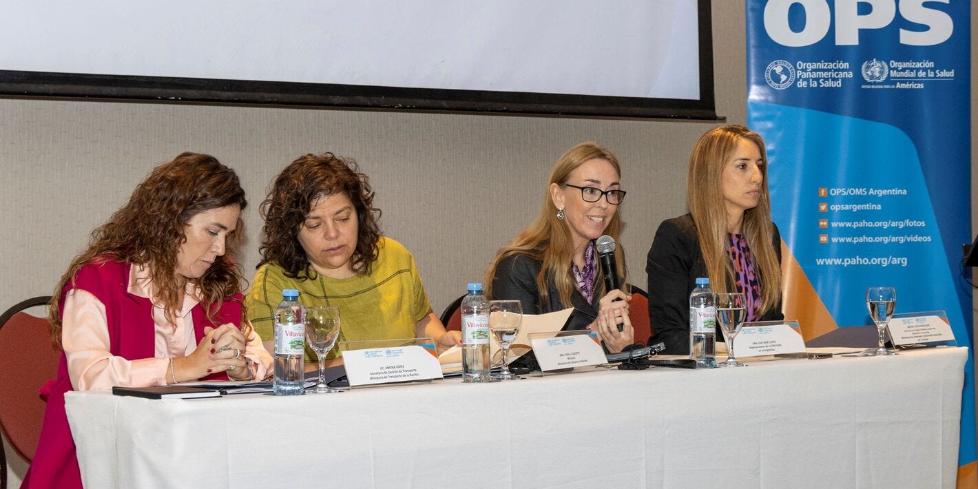 Foto de autoridades durante la apertura