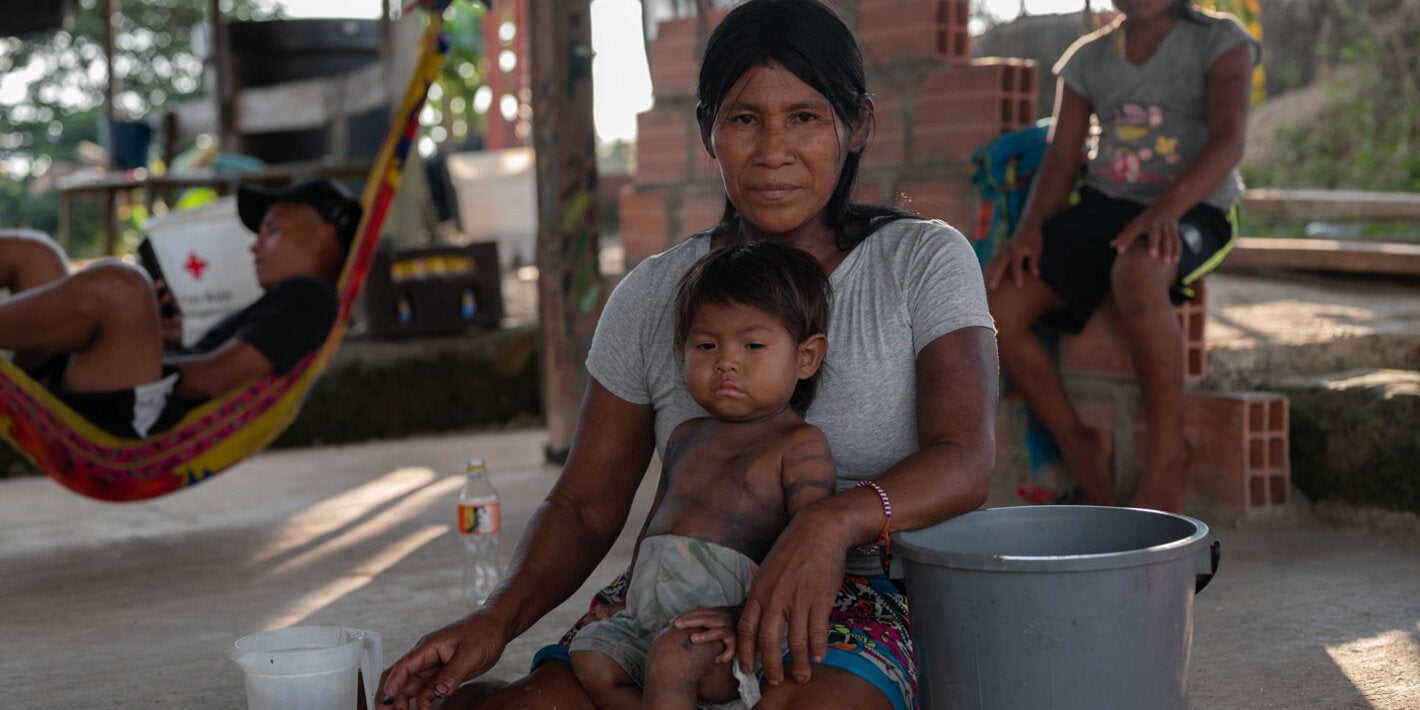mulher indígena com filho
