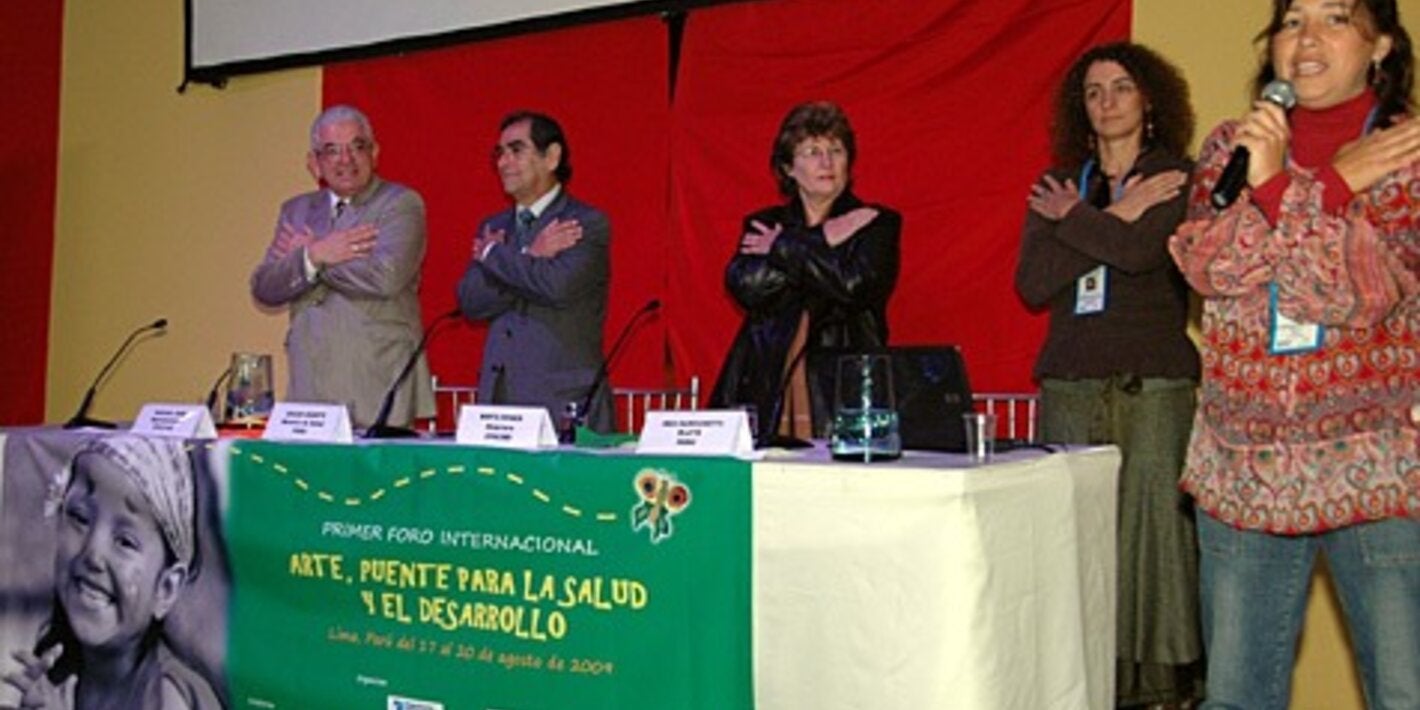 De izquierda a derecha: Dr. Manuel Peña, Dr. Oscar Ugarte Ubilluz, Dra. Mirta Roses Periago, Inés Sanguinetti (Red Latinoamericana de Arte para la Transformacion Social) y Giorgina Santibañez (Bolaroja) en la ceremonia de apertura del Primer Foro Internacional "Arte Puente para la Salud y el Desarrollo". (Fotos S. Mey-Schmidt - OPS/OMS)