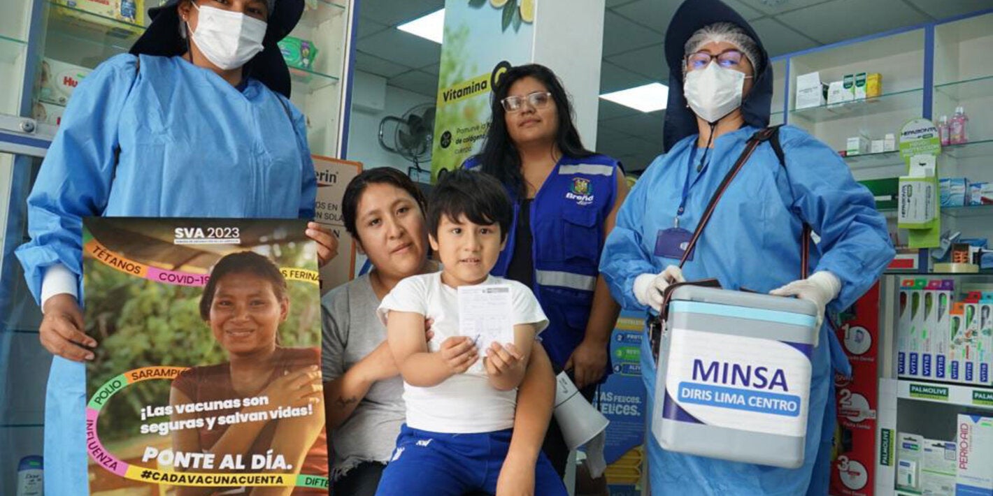 Brigada de vacunación con madre e hijo