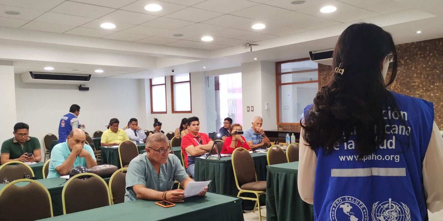 Participantes durante exposición de OPS
