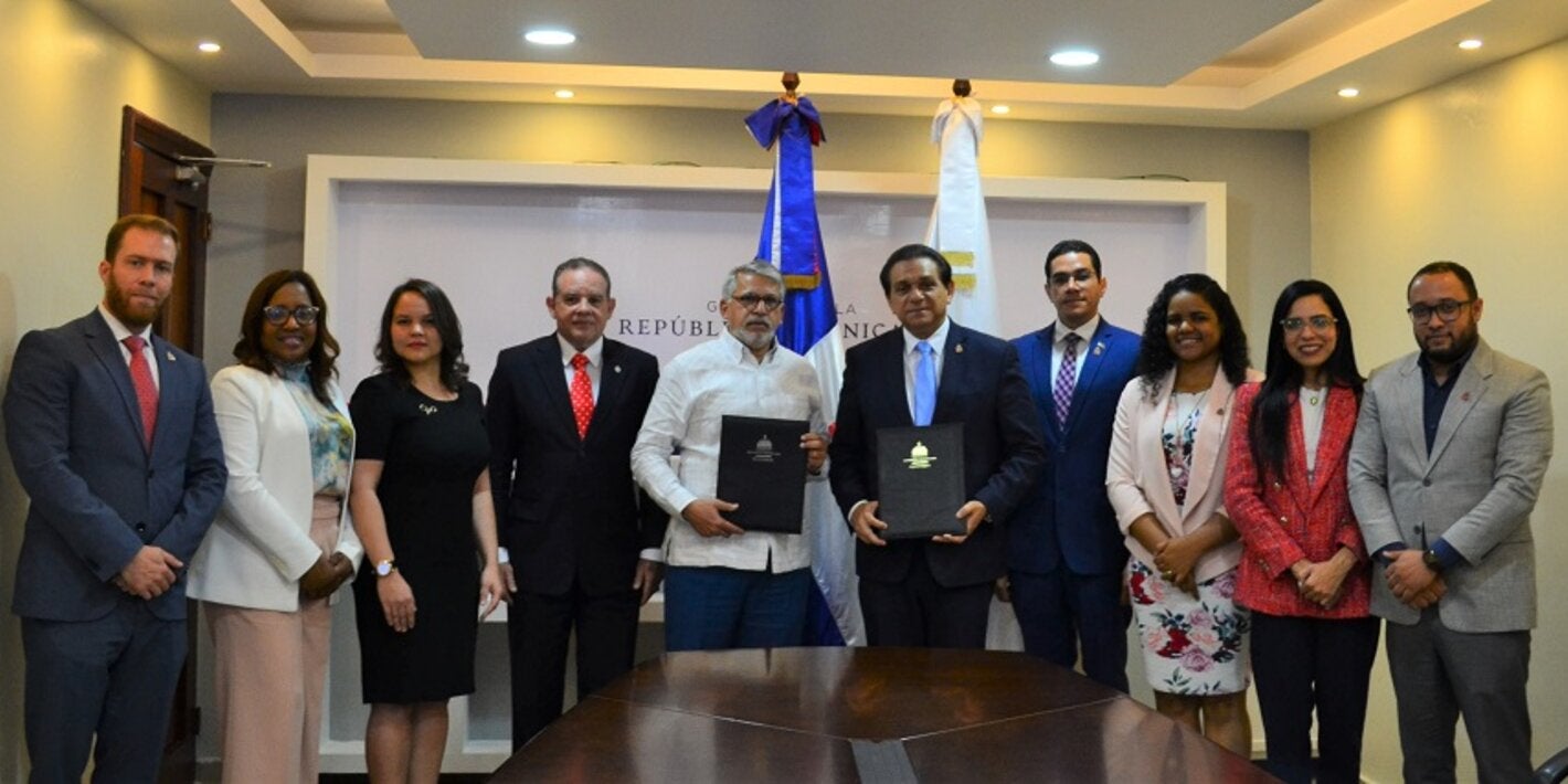 Autoridades durante firma.