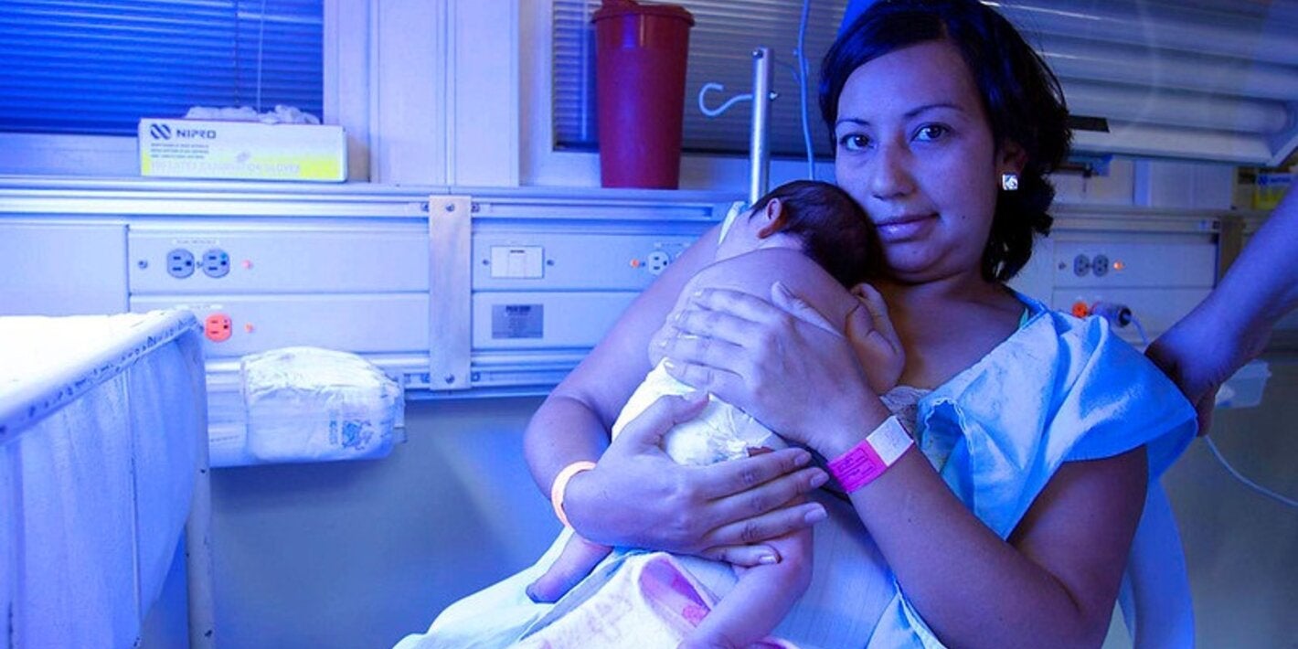 bebe prematuro piel con piel con la mamá en sala de hospital