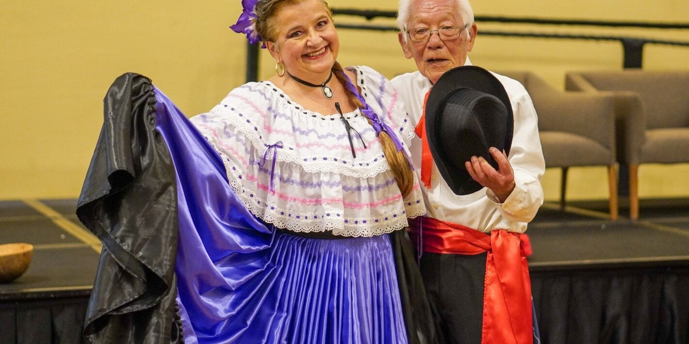 Dos adultos mayores sonriendo