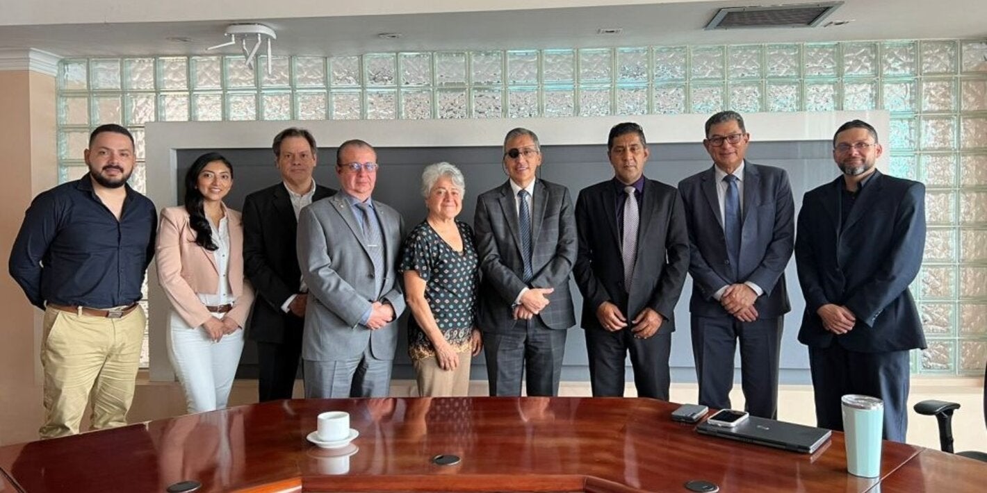 Equipo internacional con el Ministro de Hacienda