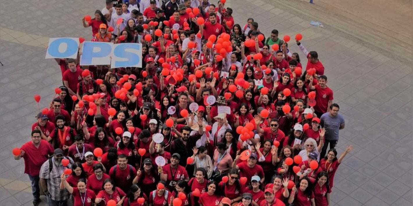 Jóvenes universatarios y de instituciones formando la gota de sangre, en el día mundial del donante de sangre