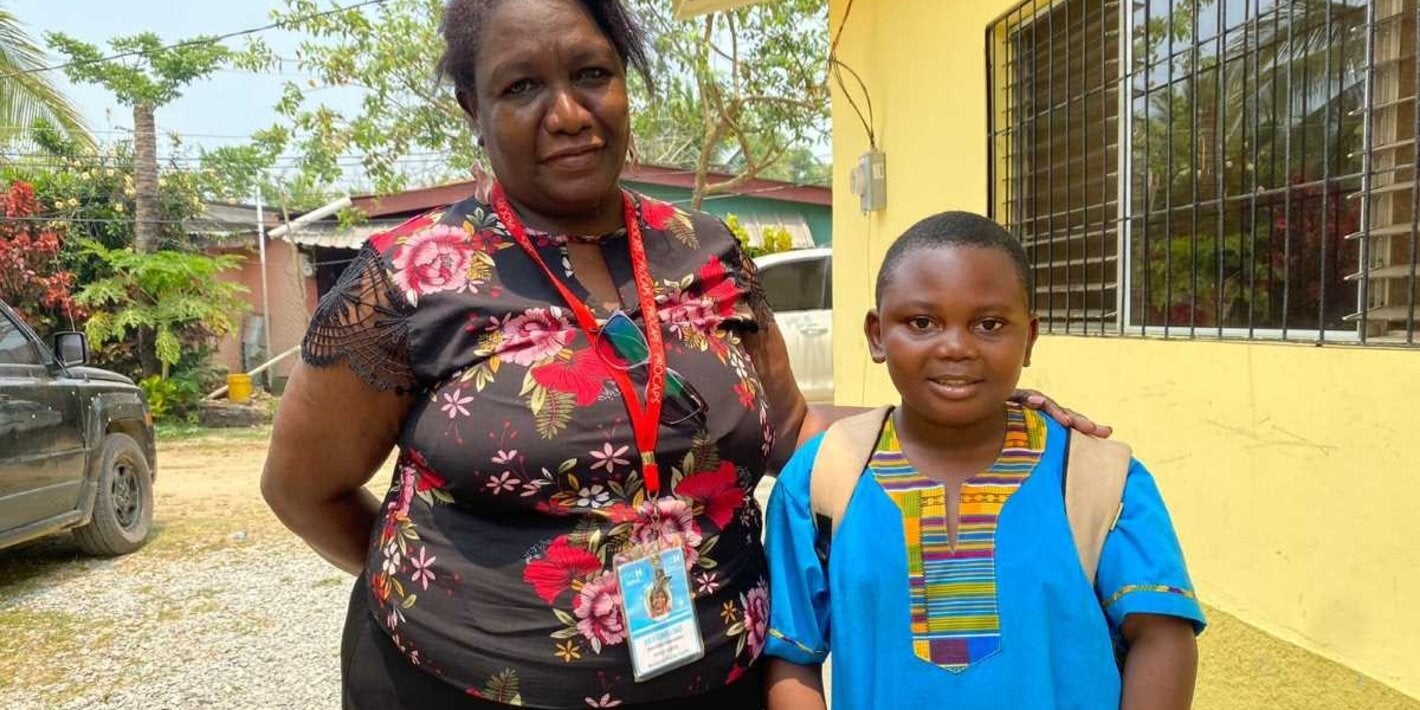 Dra. Alba Rita Sambula y uno de sus pacientes en la comunidad de Bajamar, Cortés