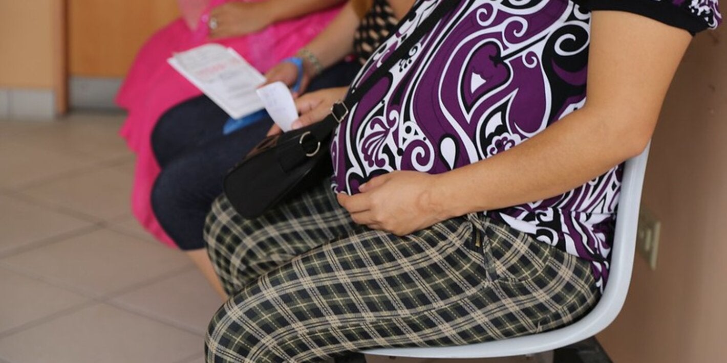 panzas de embarazadas que están sentadas 