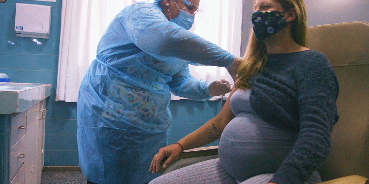 Pregnant woman gets vaccinated