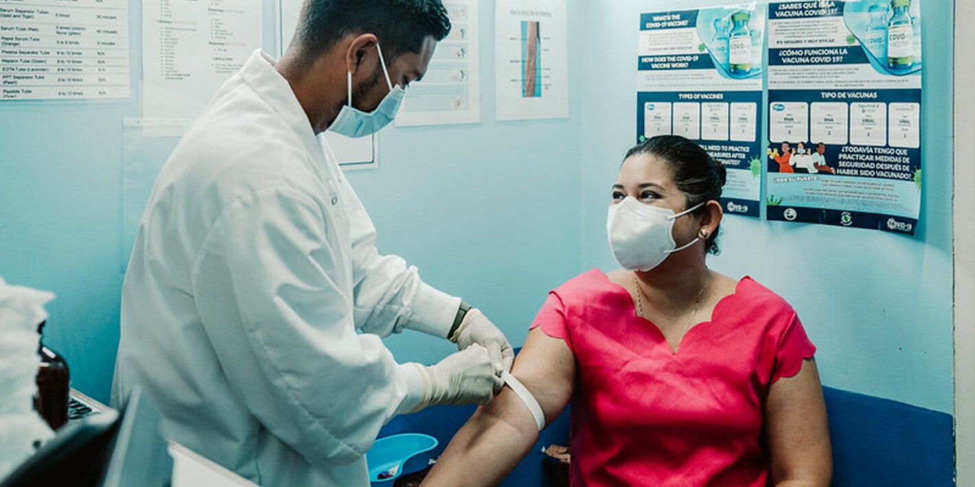 doctor y señora paciente