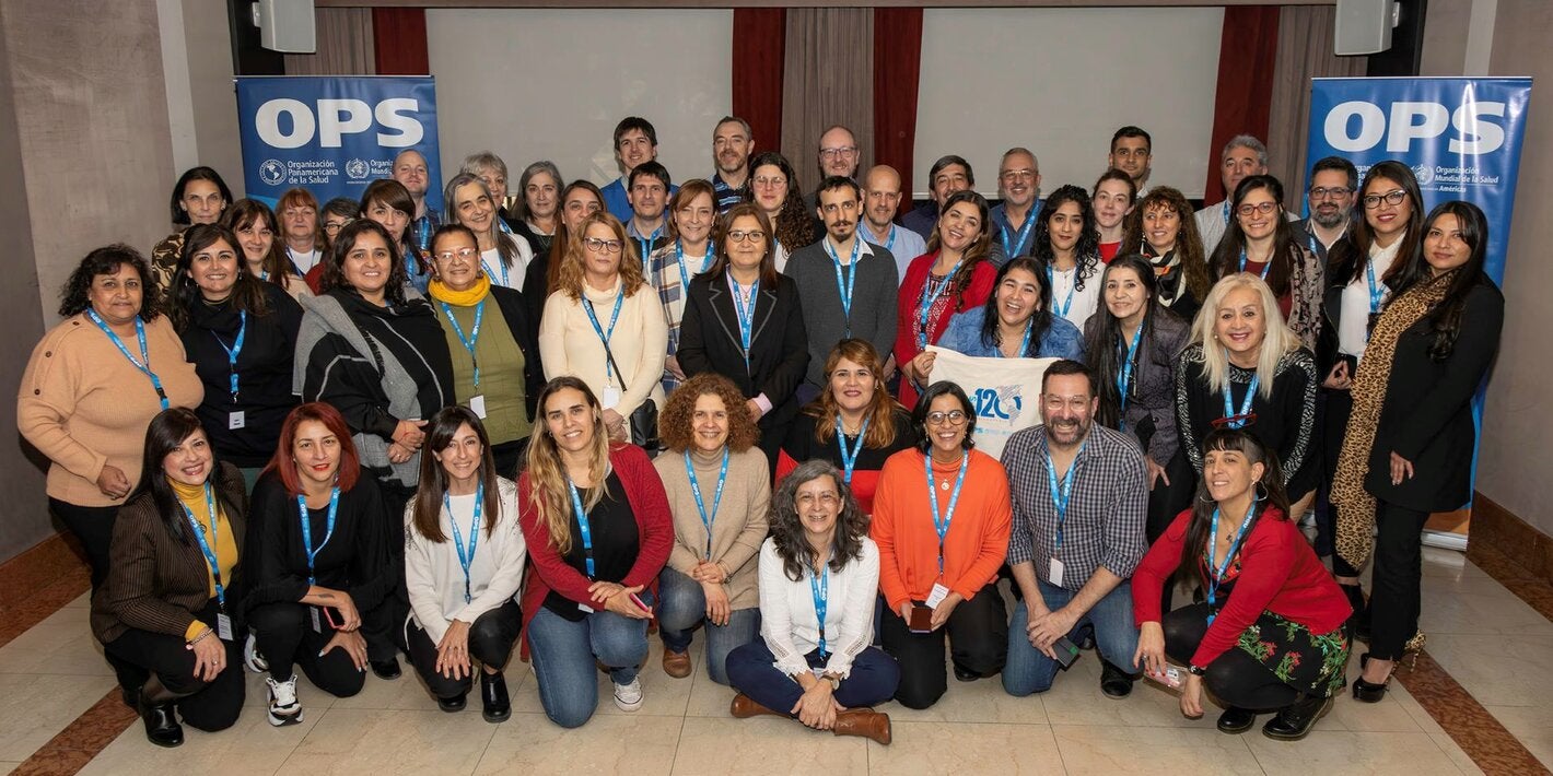 Foto grupal de participantes del encuentro