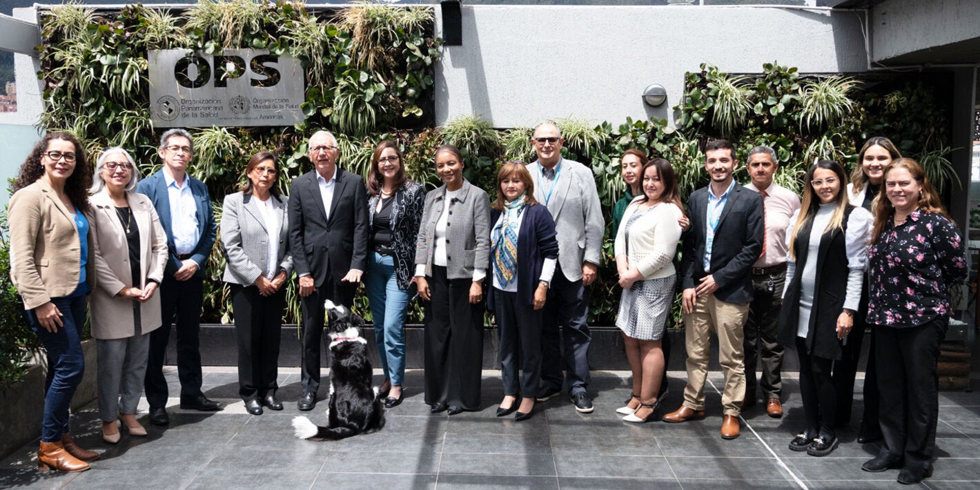 Dra. tambini y ministro salud gurpo de personas