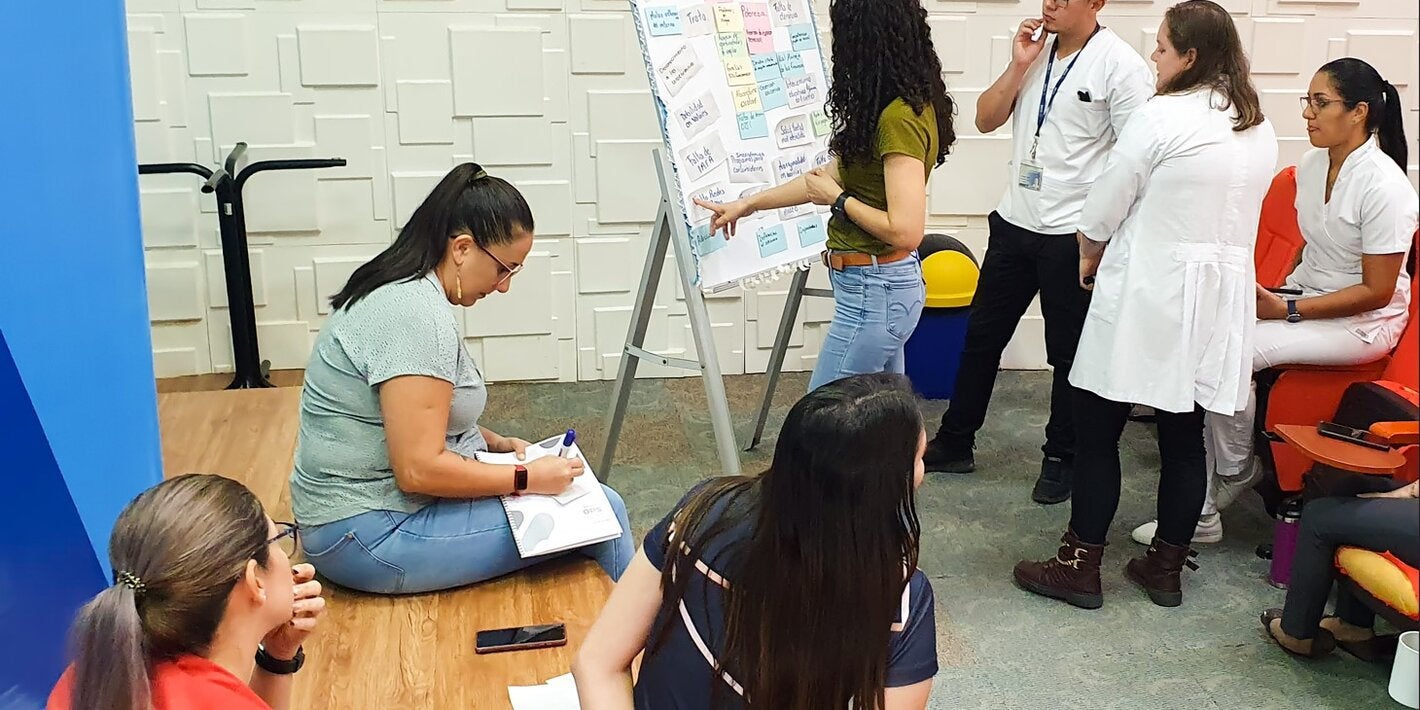 Grupo trabajando en una de las actividades