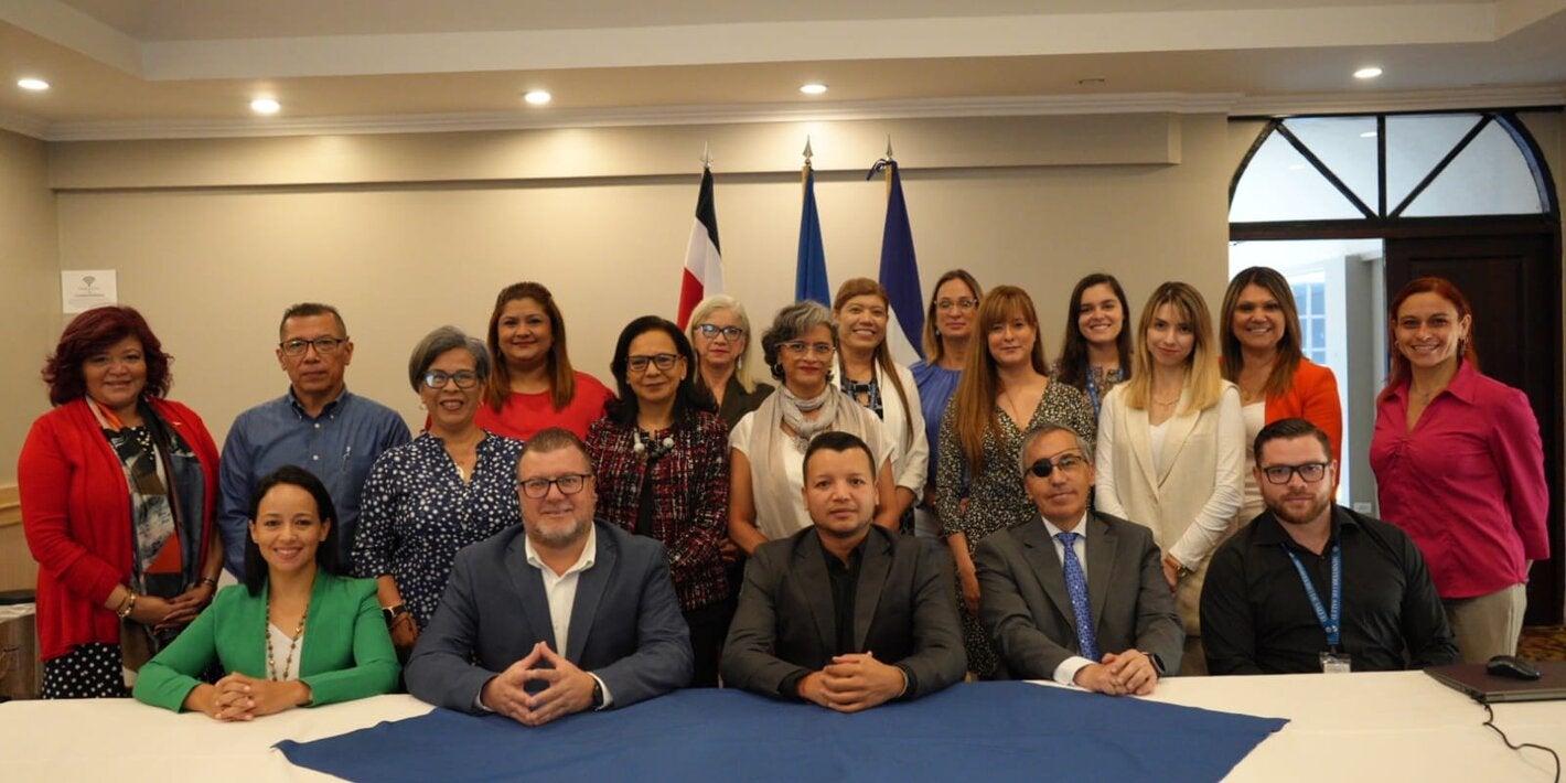 Participantes posando para la fotografía oficial del evento