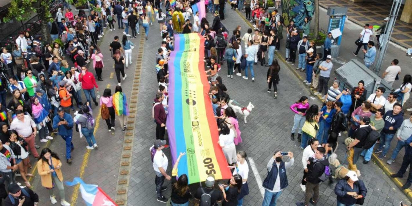 Equipo de OPS/OMS en Ecuador participó en Marcha del Orgullo LGBTIQ+