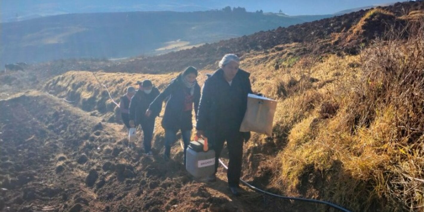 Personal visitando ares alejadas