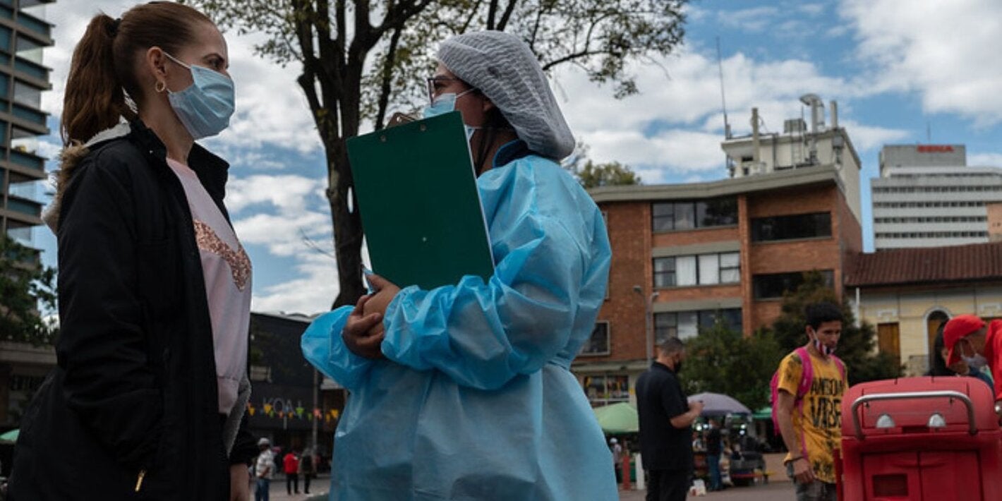 Personal de salud conversa con mujer