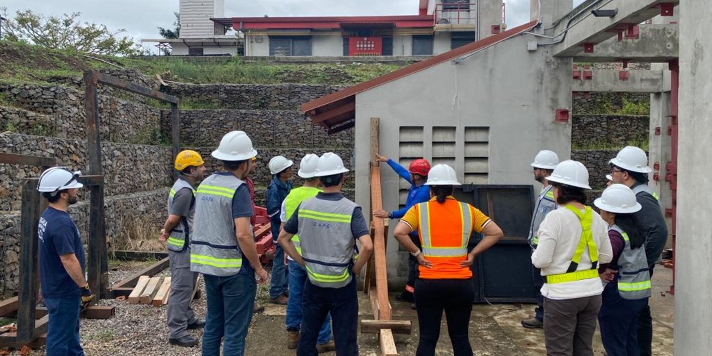 Participantes del curso durante uno de los ejercicios