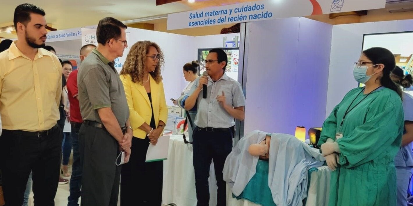 Simulacro de parto en feria sobre APS