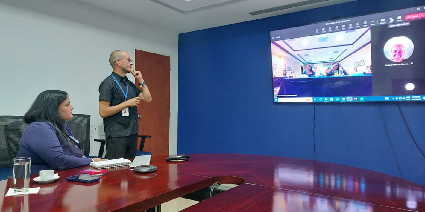 Los doctores Edison Soto y Vanessa Ochoa en la capacitación remota a médicos salvadoreños en malaria grave