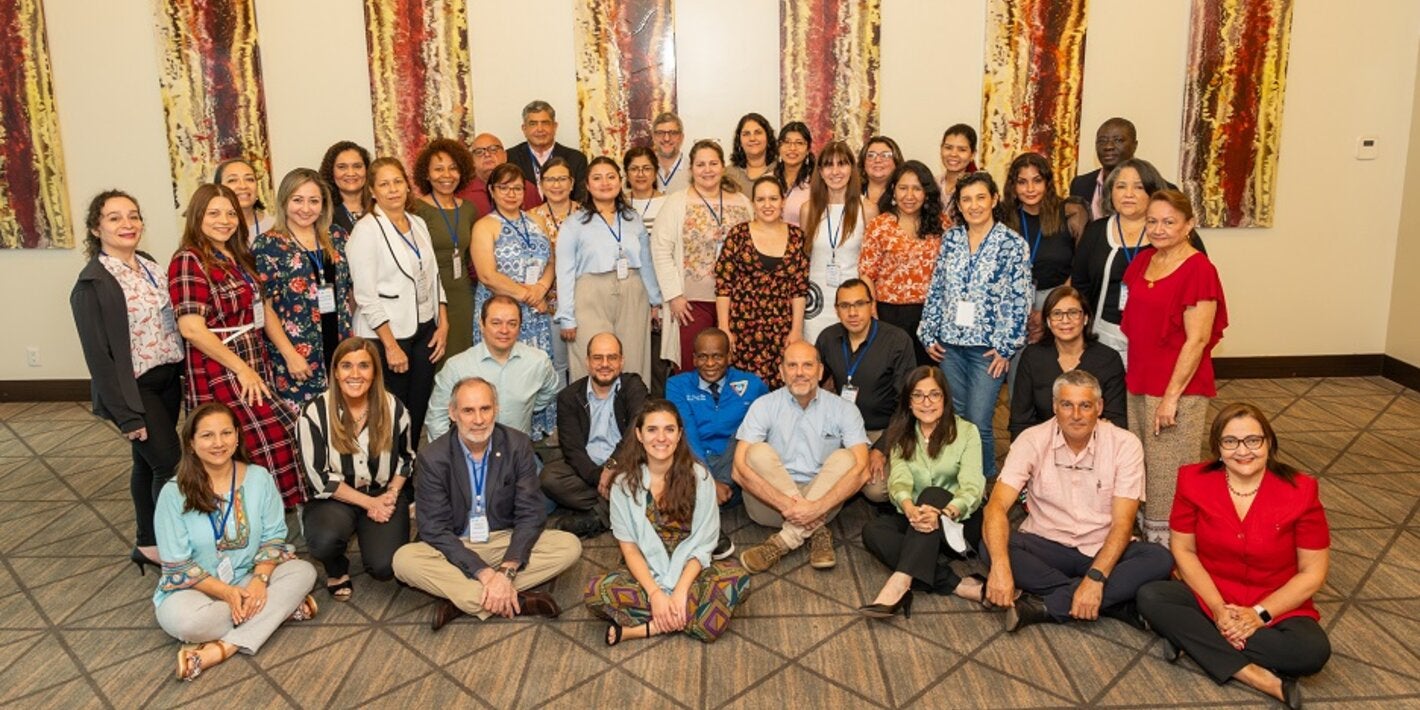 Foto grupal con participantes y talleristas