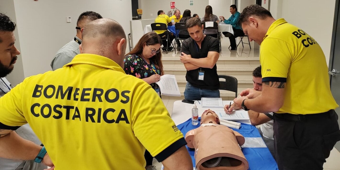 Participantes durante los ejercicios