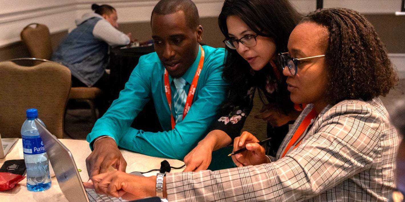 tres personas frente a un computador