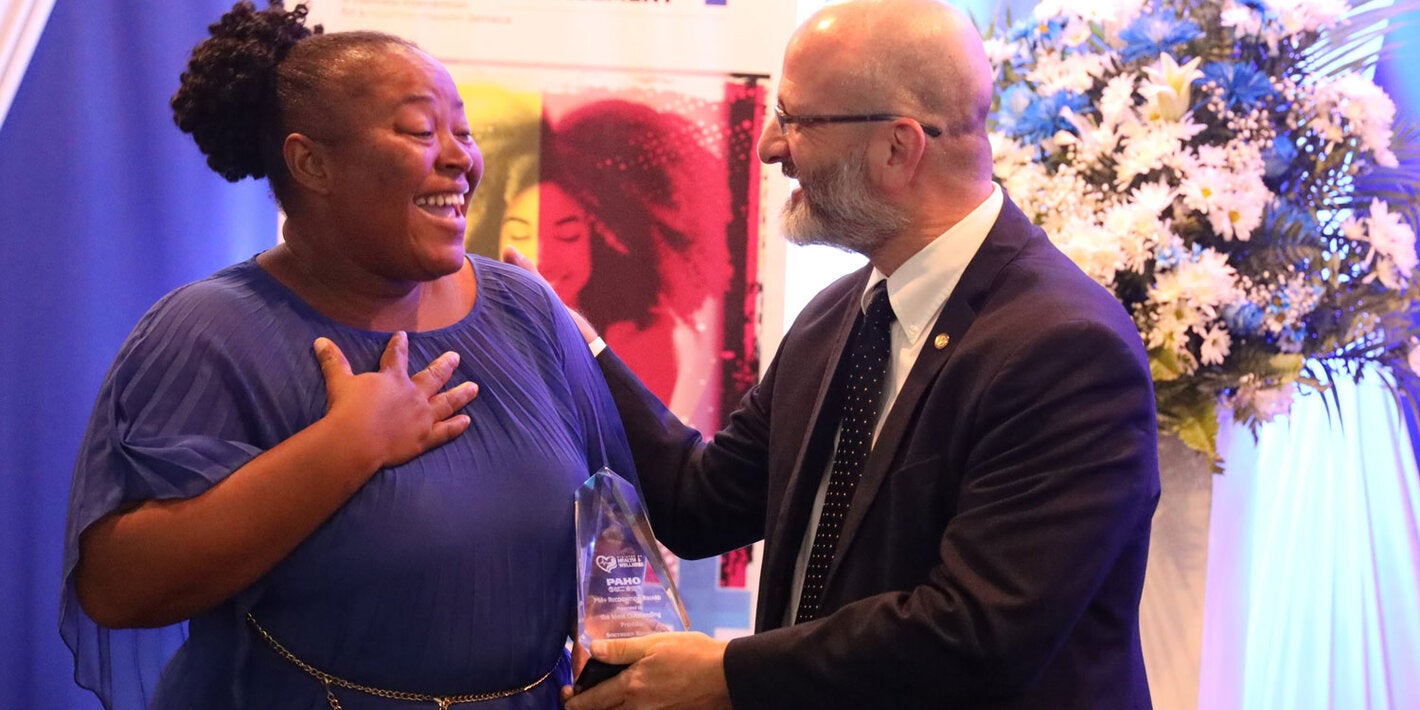 PWR Ian Stein presents an award to a PM+ graduate