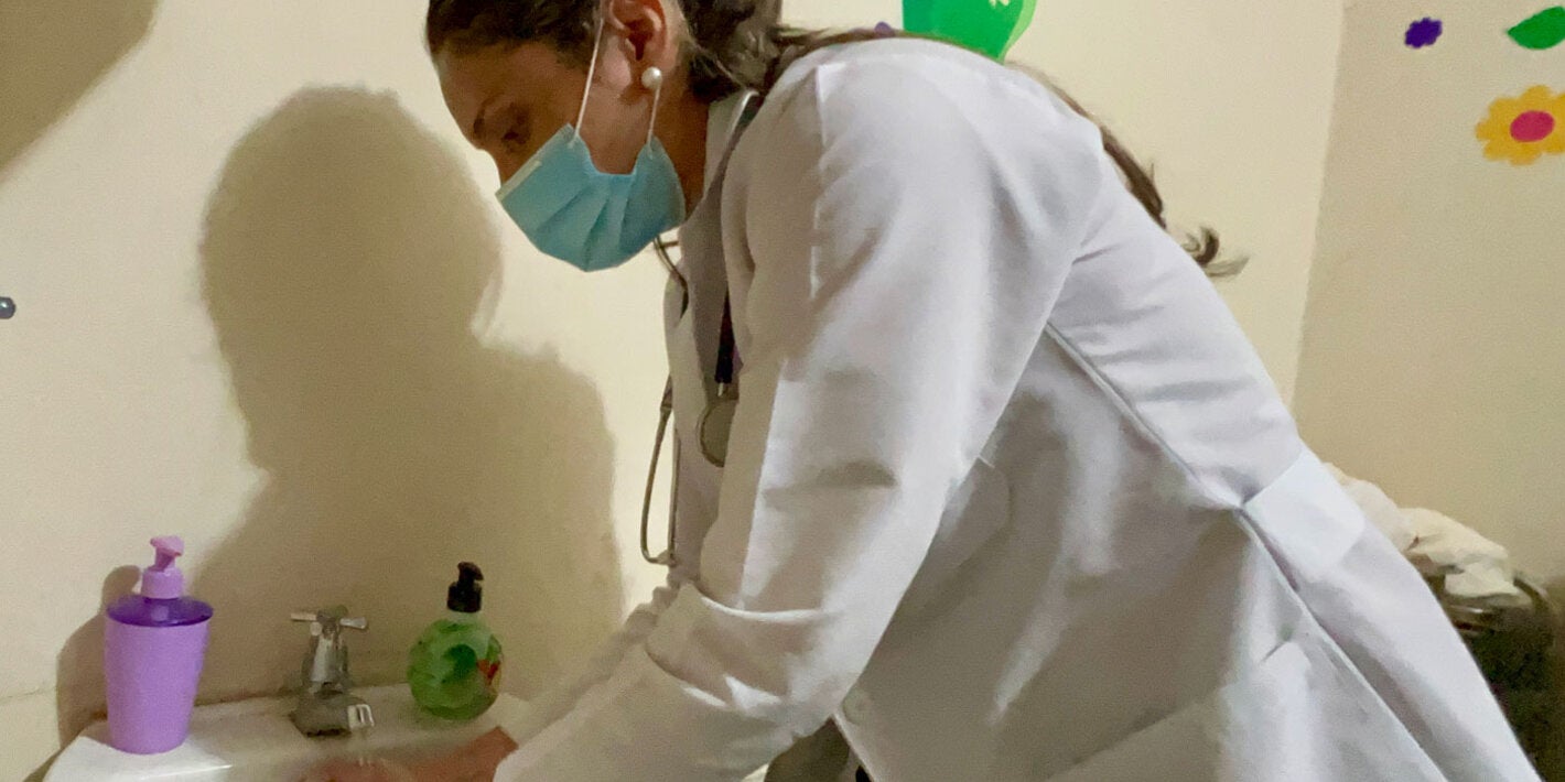 Trabajador de salud se lava las manos