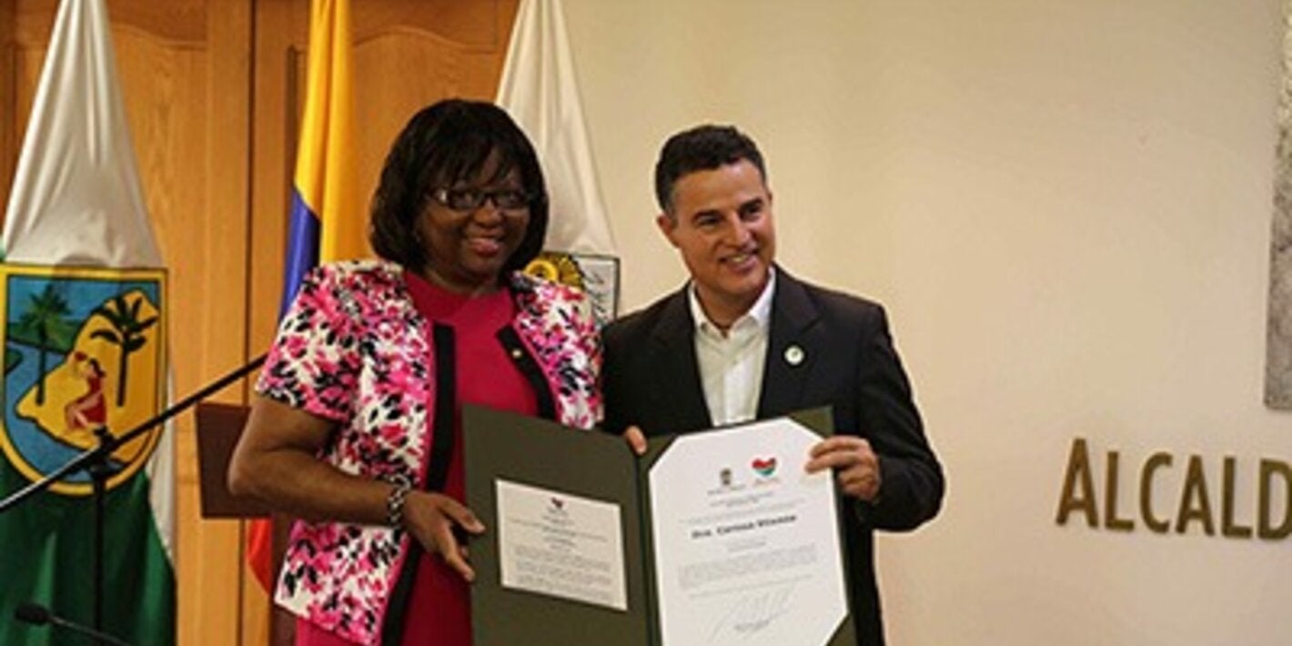 Doctora Carissa F. Etienne recibe las llaves de la ciudad de Medellín por parte del alcalde Aníbal Gaviria