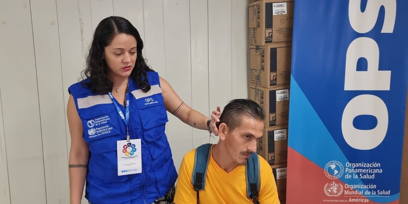 Dra. Juliana de OPS eximando un paciente en Honduras