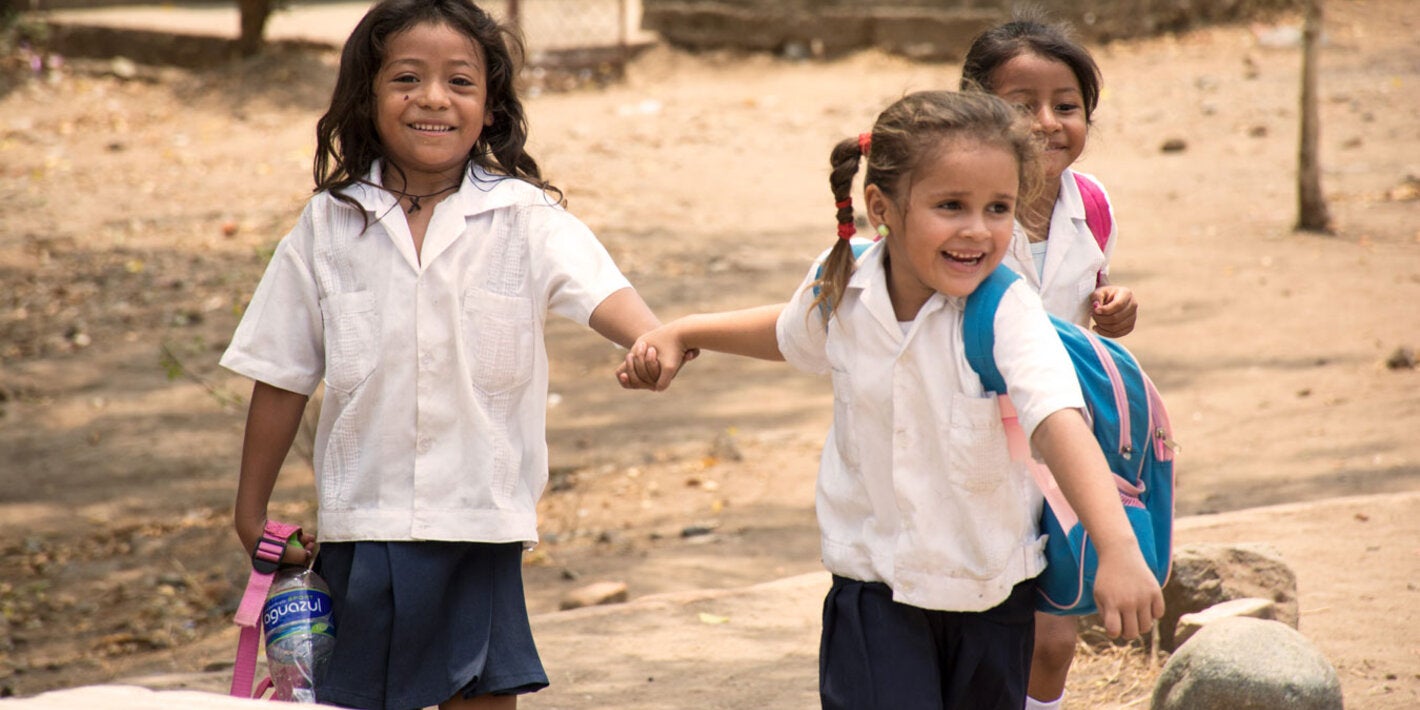 Crianças alegres correm