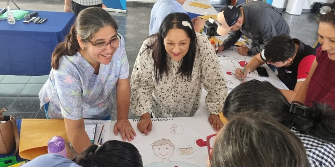 personal de salud en taller de autocuidado