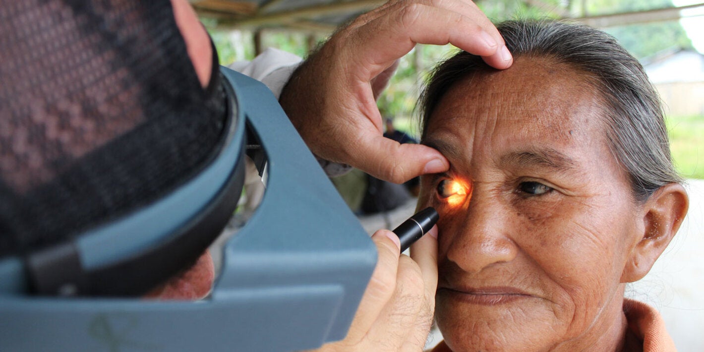 Mulher sendo examinada - tracoma