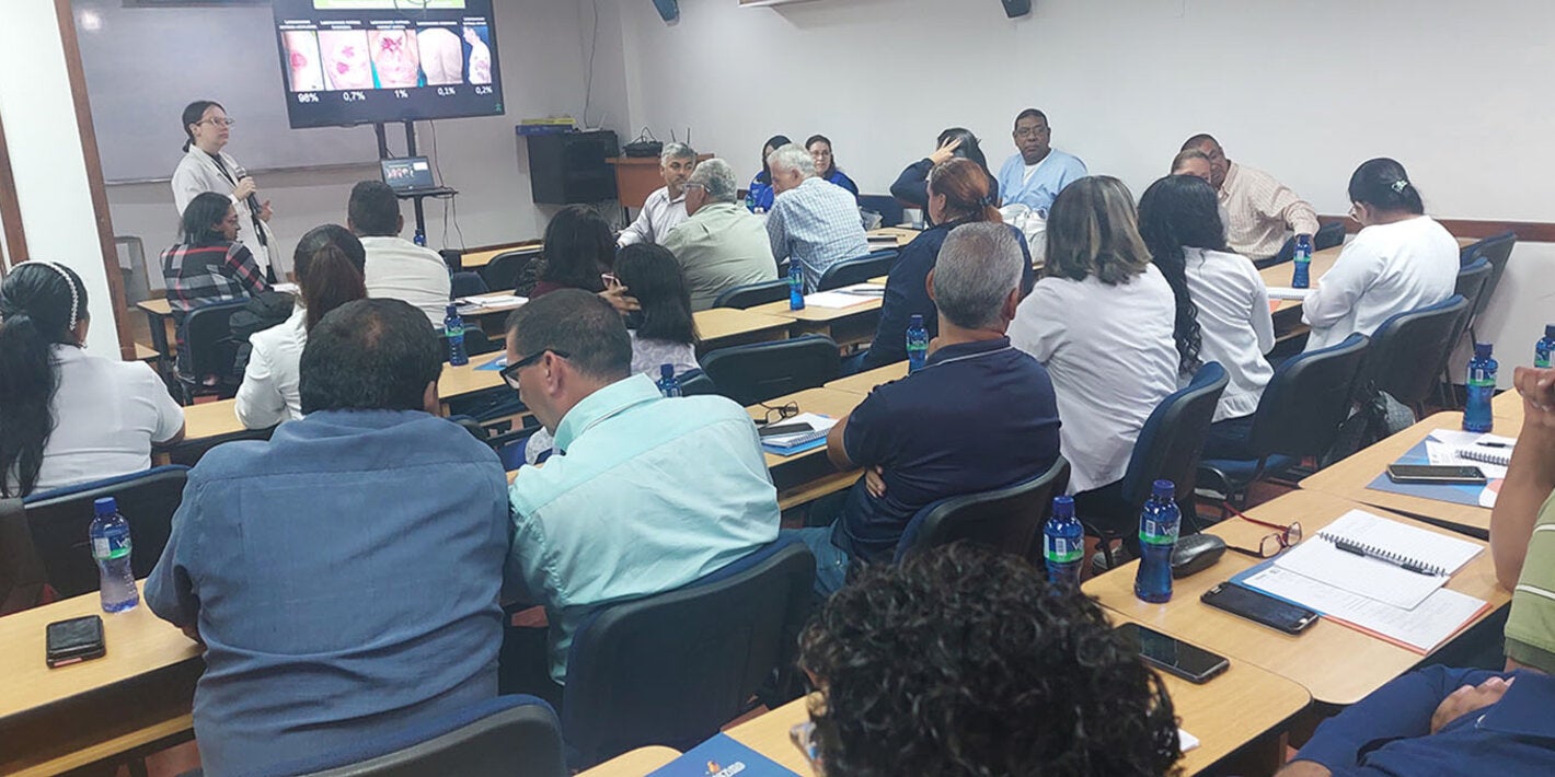 Idalina Martínez, médico asistencial del instituto de Biomedicina Jacinto Convit, presenta la situación de la leishmaniasis en Venezuela