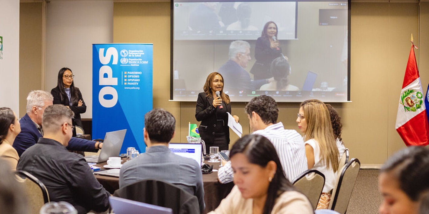 Participantes y ponente durante un taller