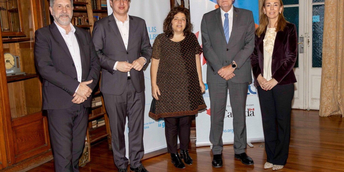 The Director of the Pan American Health Organization (PAHO), Dr. Jarbas Barbosa today signed a new agreement with Argentine health, science and technology authorities to strengthen and increase capacities for the development and future production of mRNA vaccines for regional use.