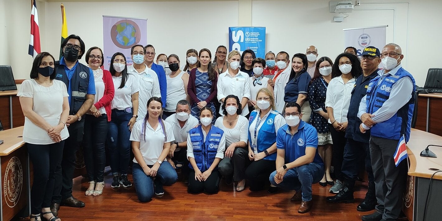 Participantes de la actividad posan para la fotografía grupal