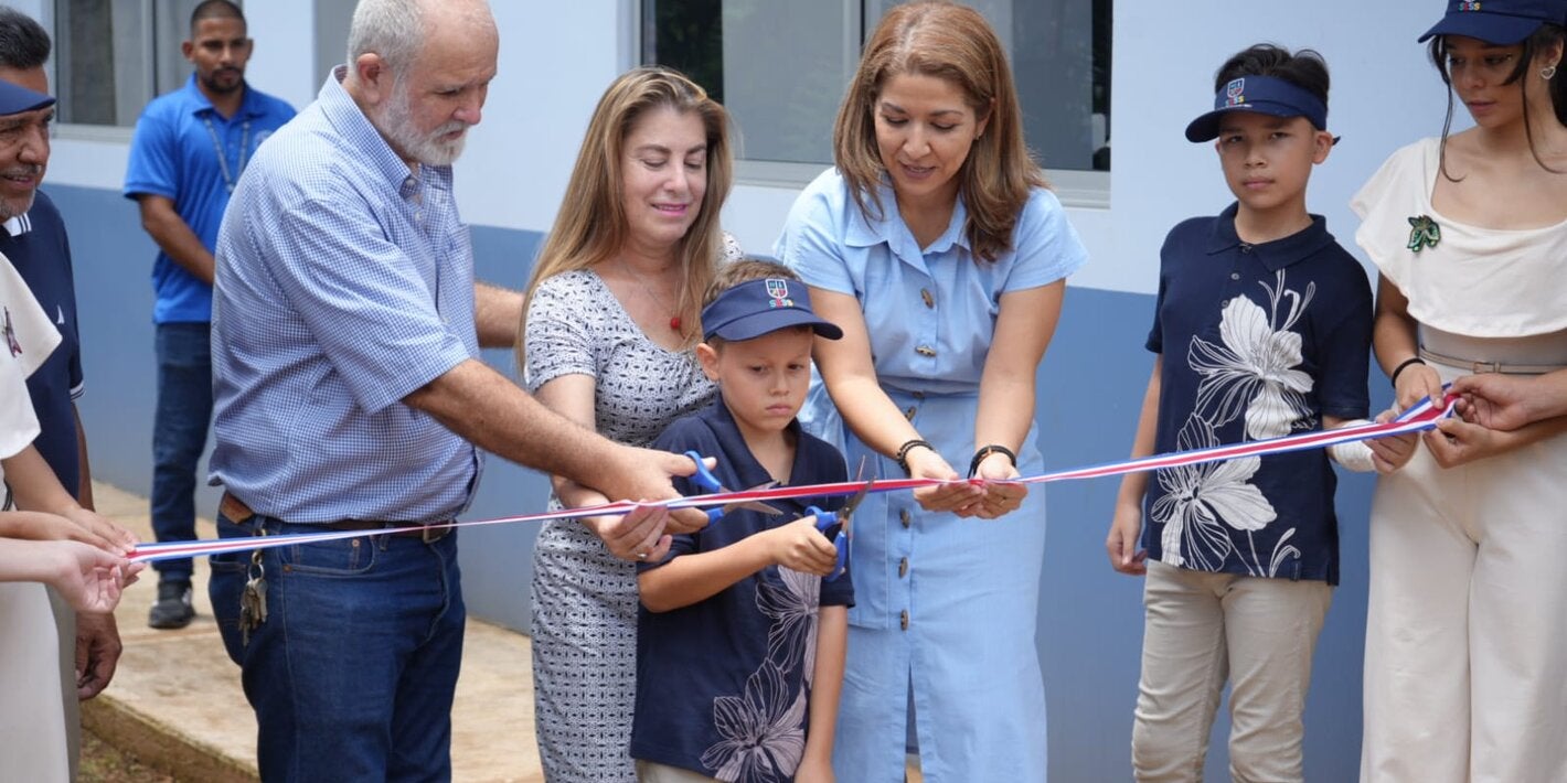 Ministra de Salud en el corte de cinta