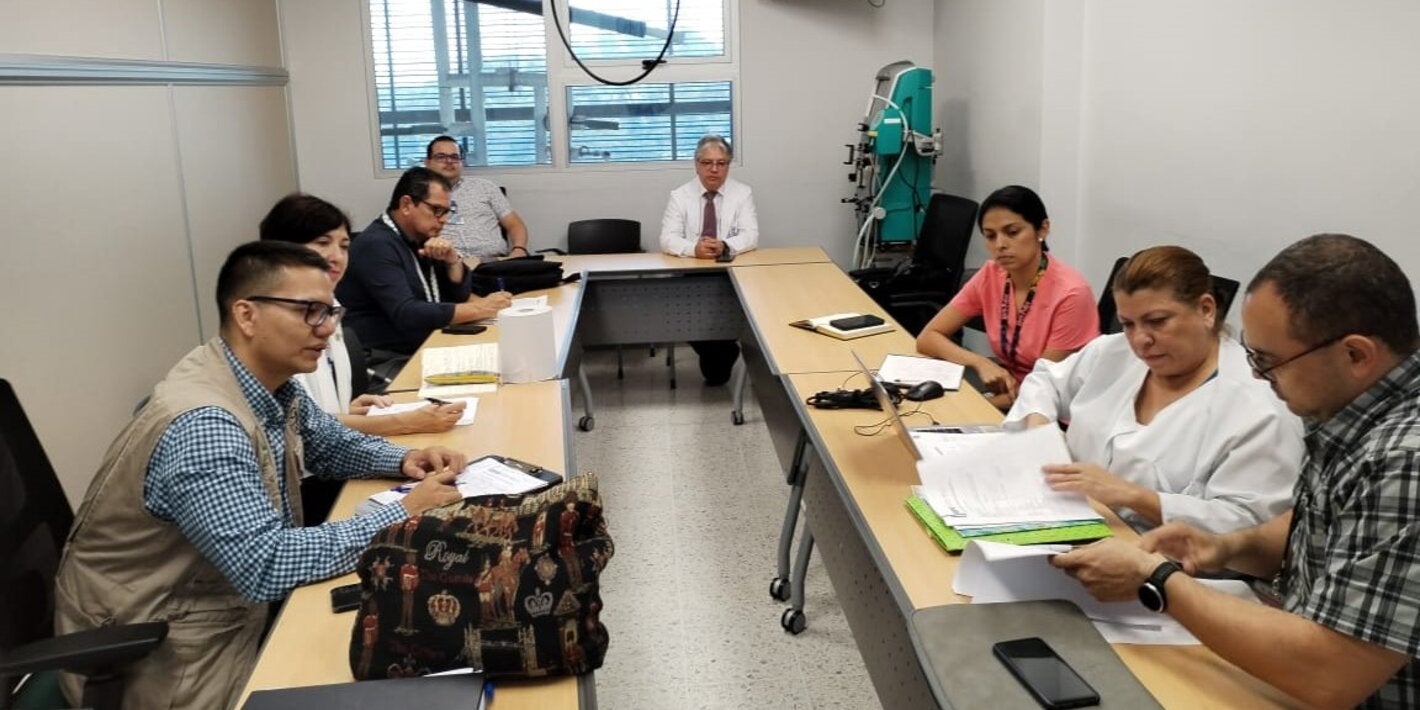 Miembros del equipo durante reunión técnica