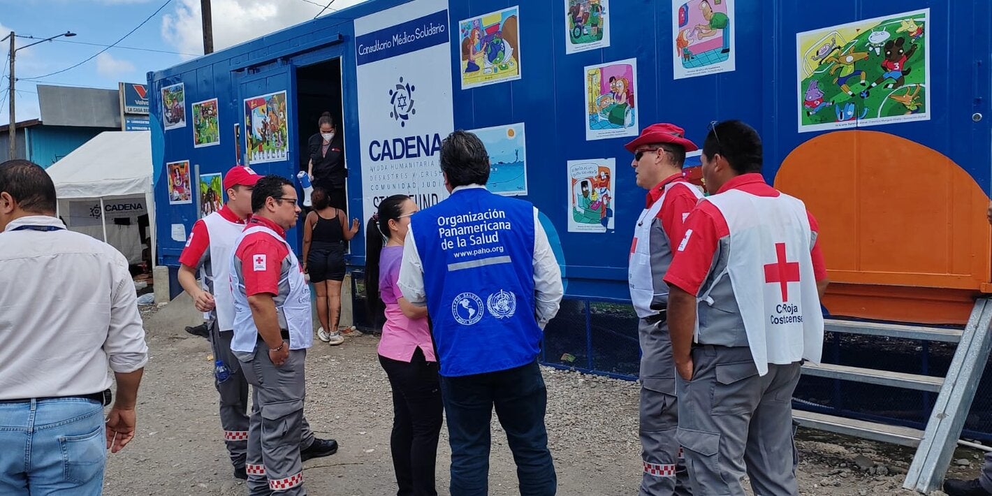 Consultor internacional en visita a uno de los sitios clave