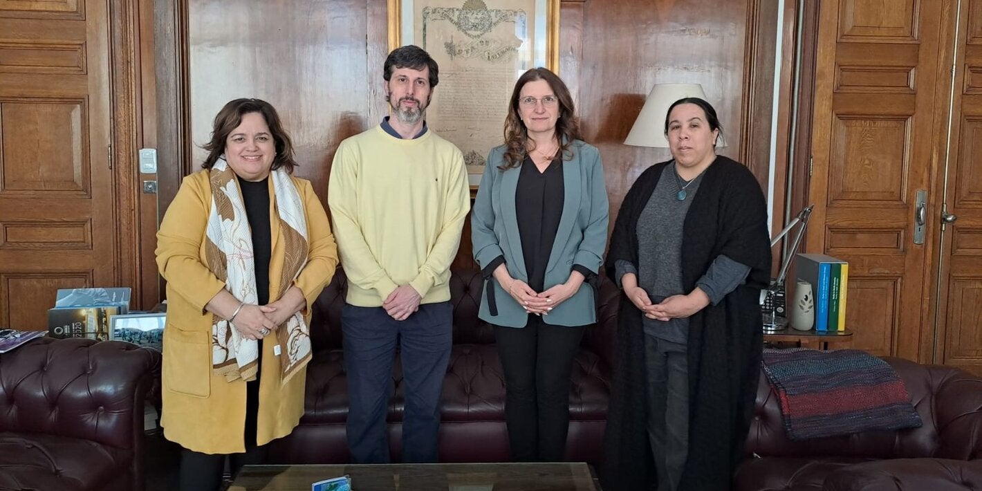 4 personas en salón de eventos, posando