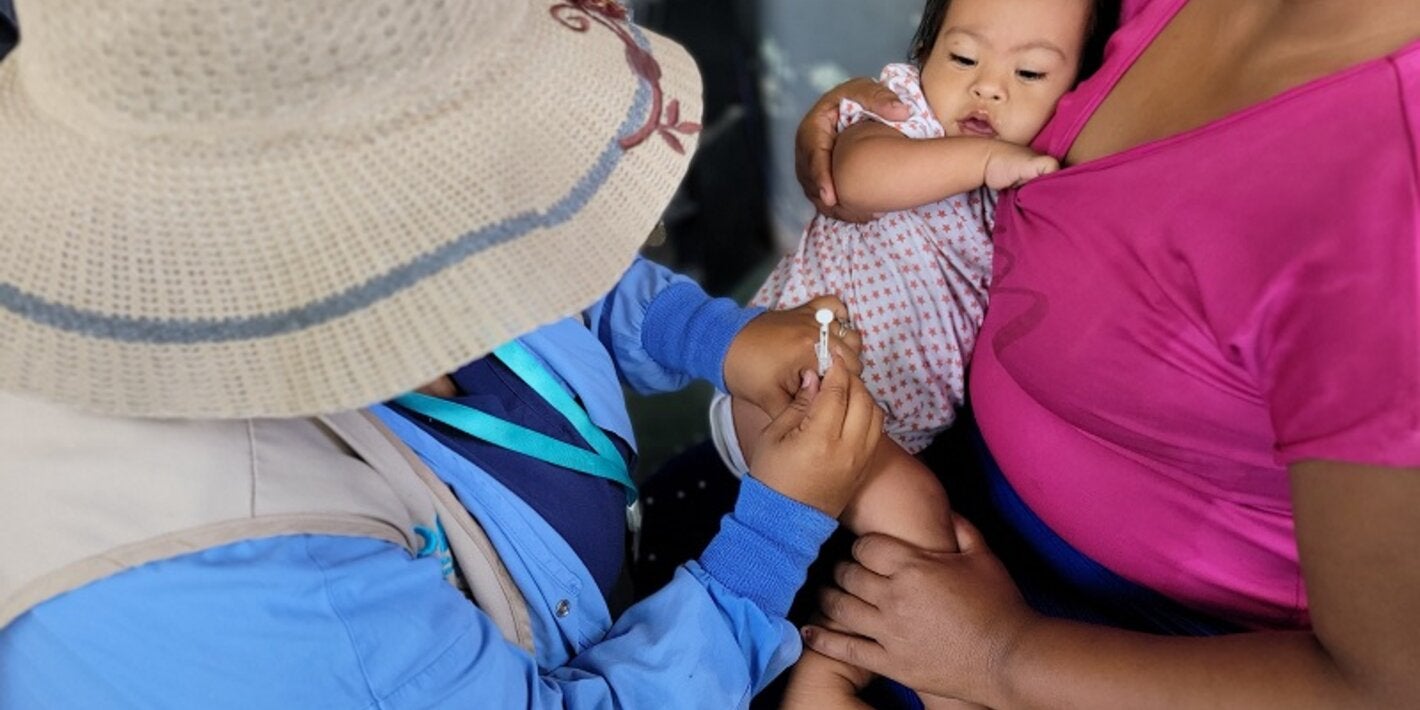 vacunación COVID-19 a niña menor de 5 años