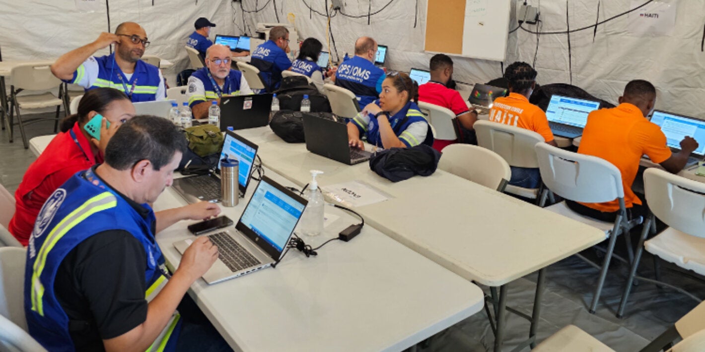 Personal durante entrenamiento, usando computadoras