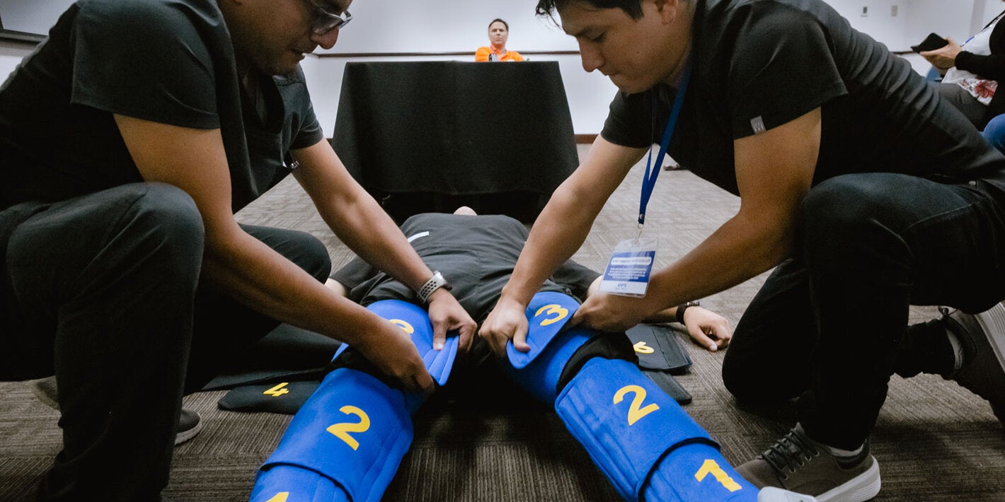 Participantes del taller practican con traje TAN