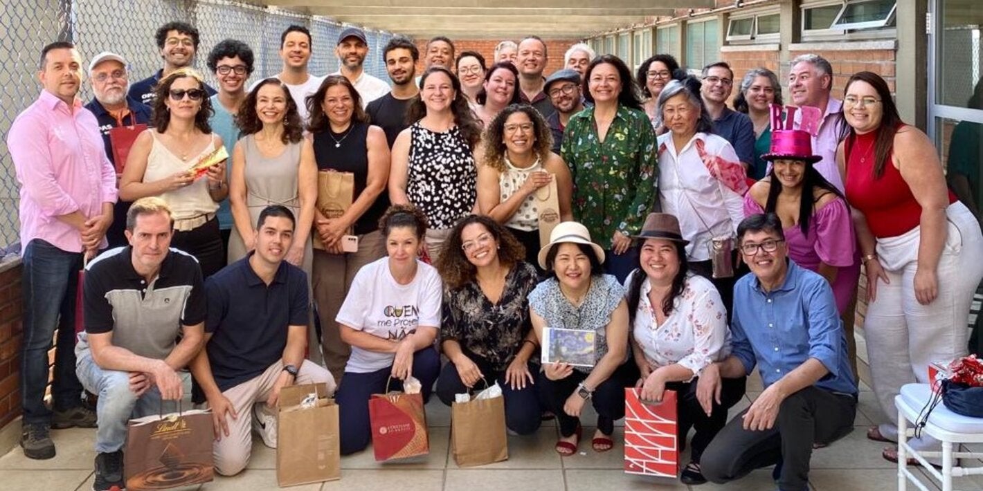 A equipe BIREME/OPAS/OMS após a troca de presentes.