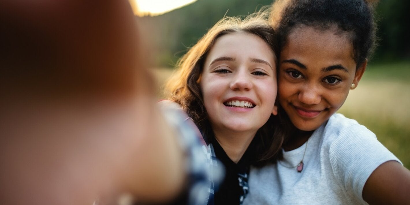 Dos niñas abrazadas