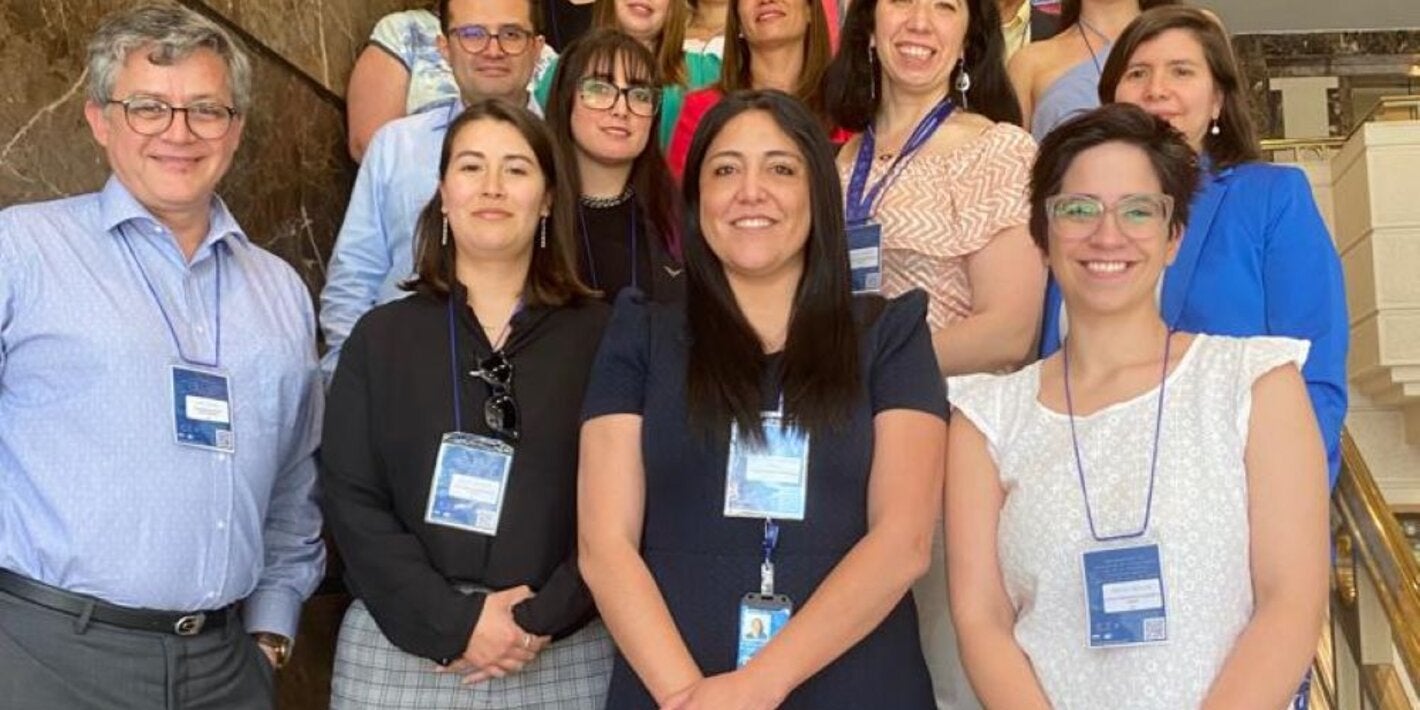 En la jornada organizada por el Ministerio de Salud denominada “Lecciones aprendidas sobre estrategias de inmunización, para un mundo postpandemia”, desarrollado en la ciudad de Santiago durante los días 27 y 28 de noviembre de 2023, la consultora nacional en inmunizaciones de la representación en Chile de OPS/OMS, licenciada Solange Santillana en conjunto con el equipo del Departamento de Inmunizaciones de MINSAL presentaron el manual de bolsillo ESAVI