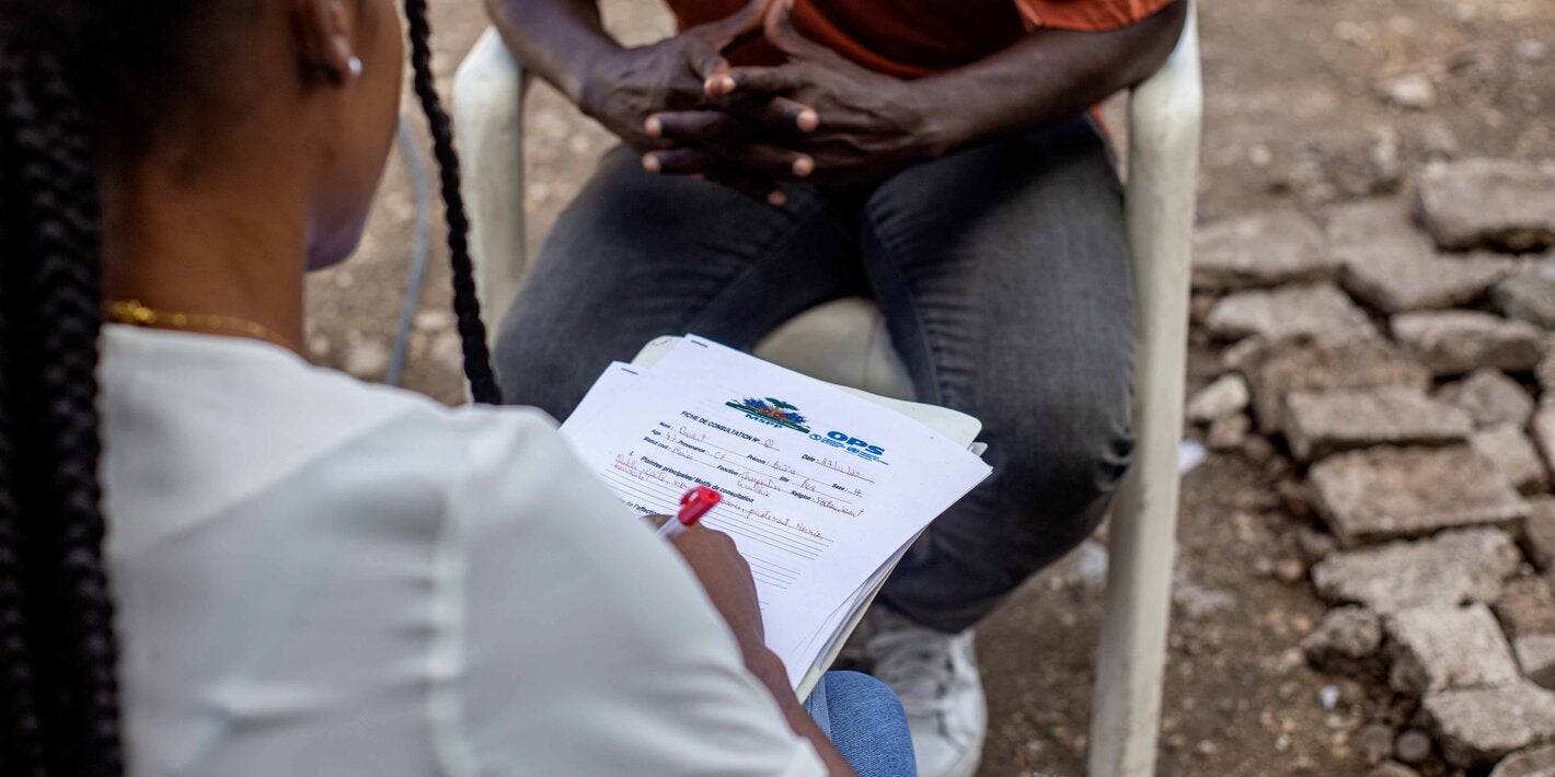 2 personnes sont assises