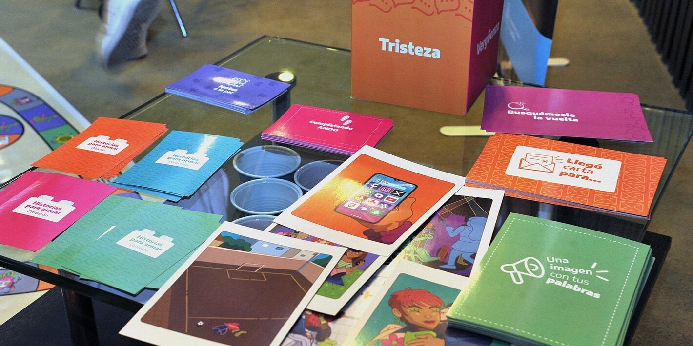 Foto de algunos elementos del kit para dinámicas grupales